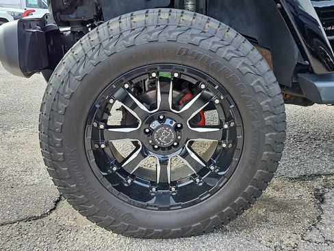 Used 2014 Jeep Wrangler Unlimited Sahara w/ Connectivity Group AWD/4WD image 6