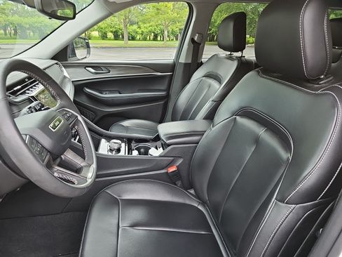 Used 2023 Jeep Grand Cherokee Limited AWD/4WD image 17
