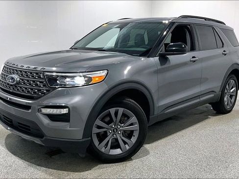 Used 2022 Ford Explorer XLT w/ XLT Sport Appearance Package image 3
