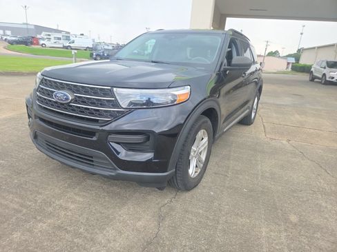 Used 2023 Ford Explorer XLT RWD image 3