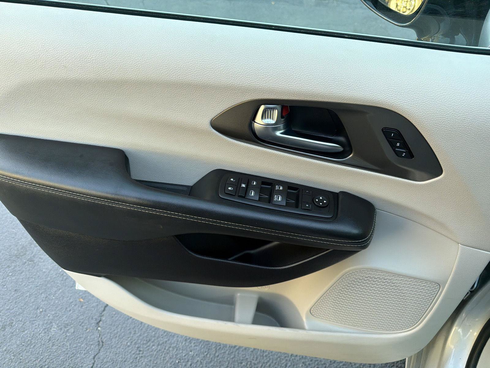 Used 2024 Chrysler Pacifica Touring-L FWD image 14