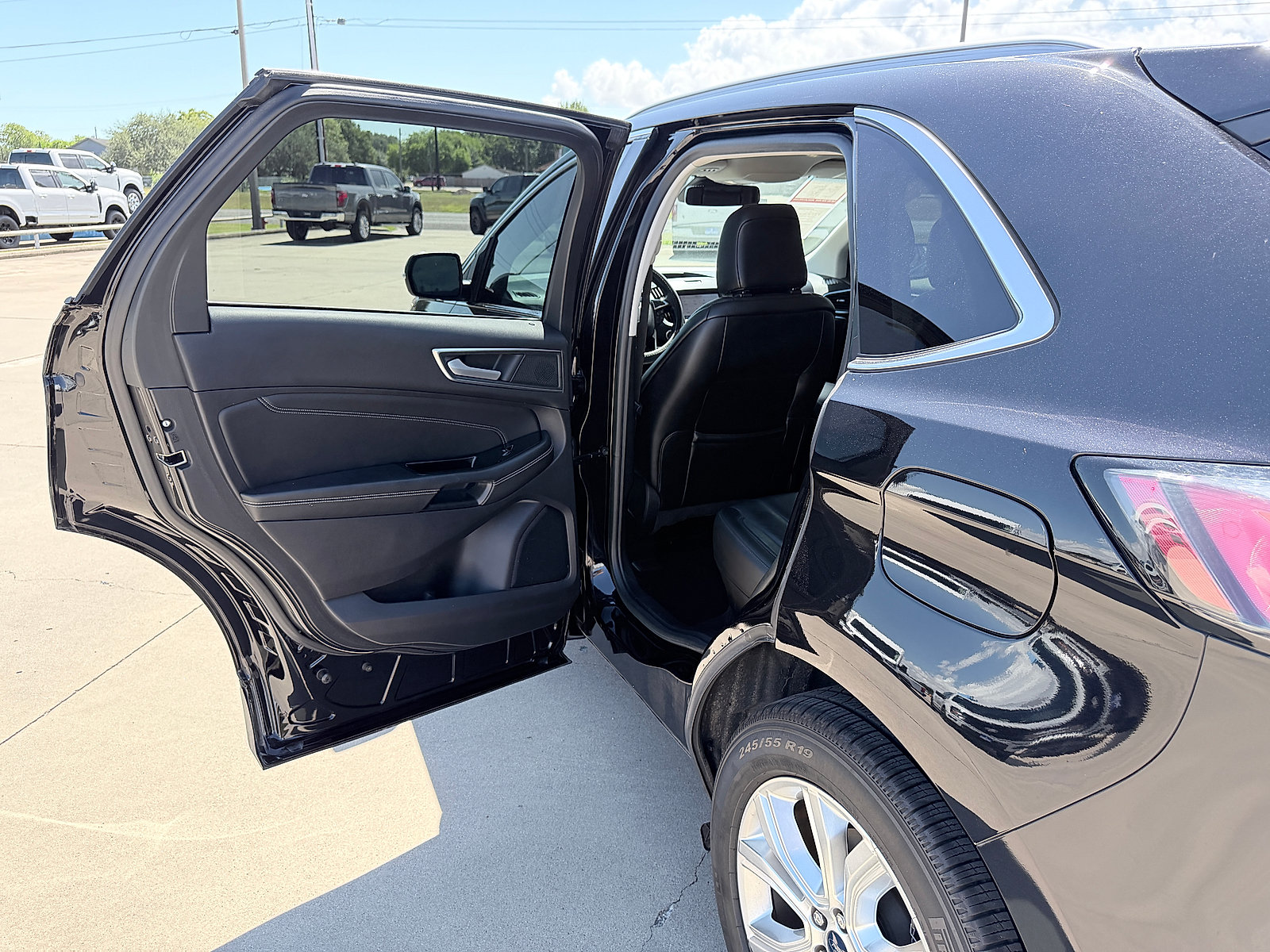 Used 2020 Ford Edge Titanium FWD image 18