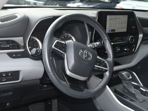 Certified 2024 Toyota Highlander XLE image 9