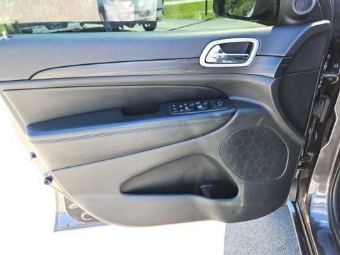 Used 2020 Jeep Grand Cherokee Altitude AWD/4WD image 19