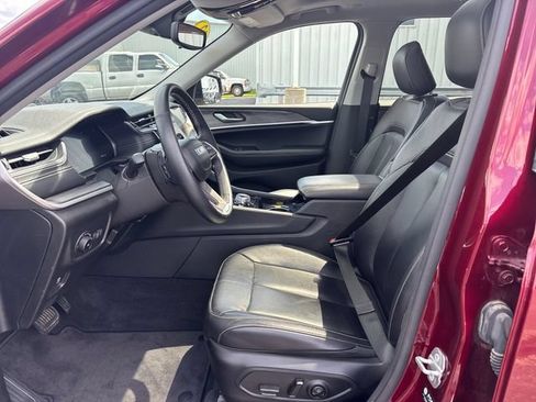 Used 2022 Jeep Grand Cherokee L Limited w/ Black Appearance Package AWD/4WD image 11
