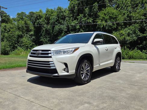Used 2018 Toyota Highlander XLE FWD image 1