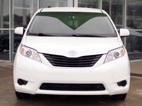 Used 2017 Toyota Sienna LE image 3