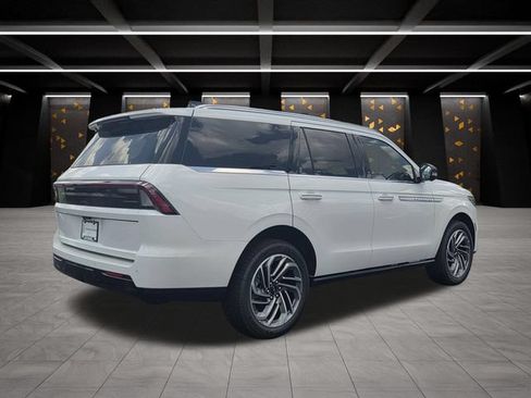 New 2026 Lincoln Navigator Reserve AWD/4WD image 2