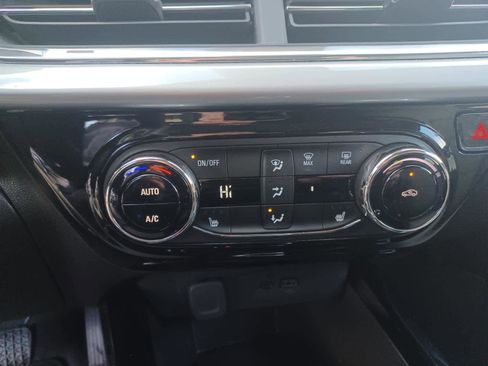 Used 2025 Chevrolet Trax LT w/ LT Convenience Package image 12