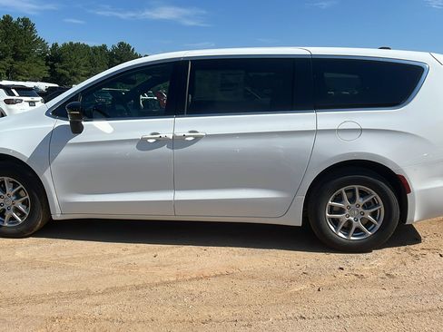 New 2026 Chrysler Voyager LX image 10