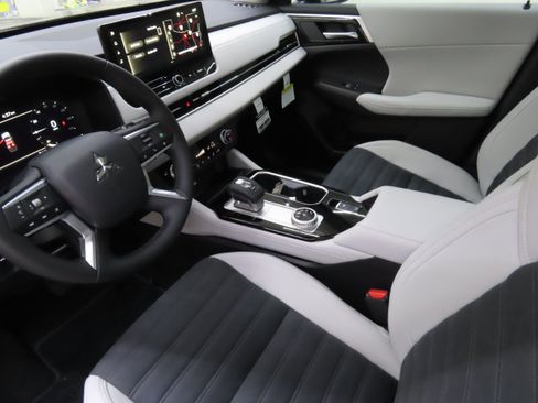 New 2025 Mitsubishi Outlander SE image 21