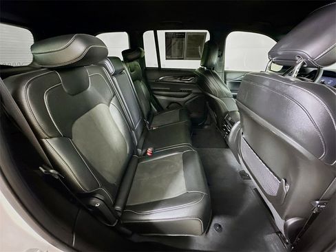 Used 2023 Jeep Grand Cherokee Altitude image 11