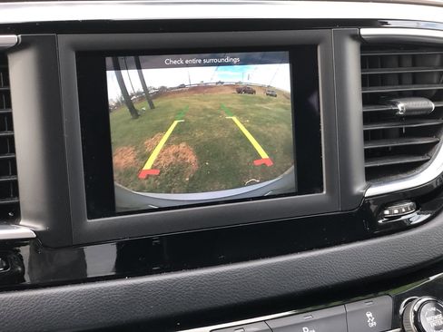 Used 2018 Chrysler Pacifica Touring-L image 22