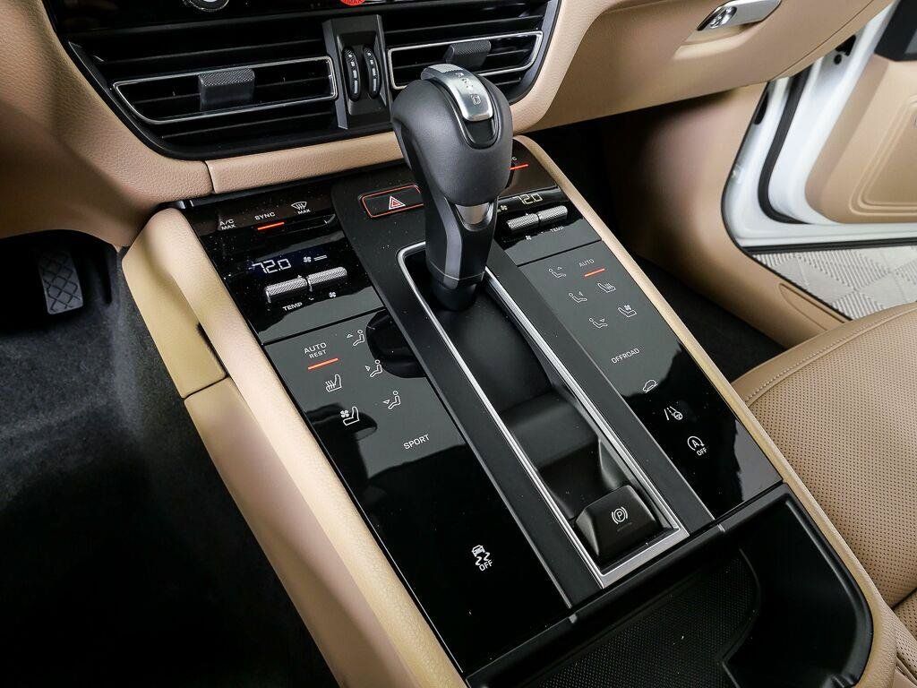 Certified 2026 Porsche Macan AWD/4WD image 18