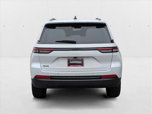 New 2025 Jeep Grand Cherokee Altitude image 8