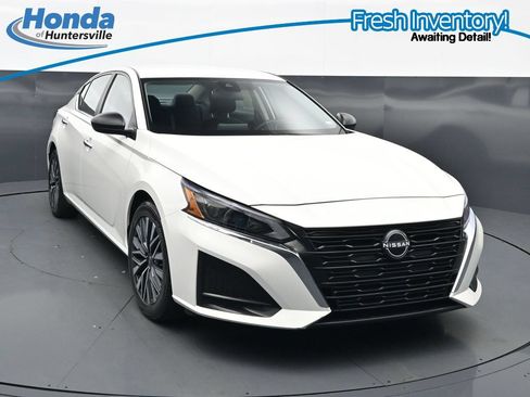 Used 2025 Nissan Altima 2.5 SV FWD image 1