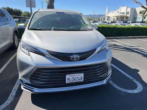 Certified 2024 Toyota Sienna Limited image 3