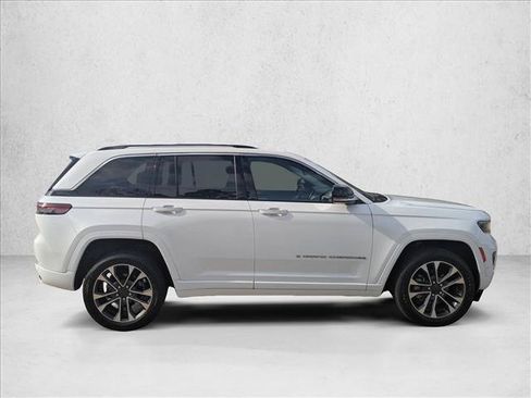 Certified 2022 Jeep Grand Cherokee Overland w/ Luxury Tech Group IV RWD image 4