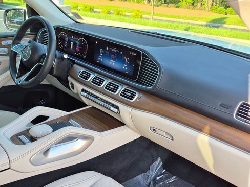 Used 2024 Mercedes-Benz GLS 450 4MATIC image 36