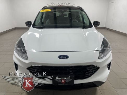 Used 2022 Ford Escape SE w/ SE Sport Appearance Package image 2