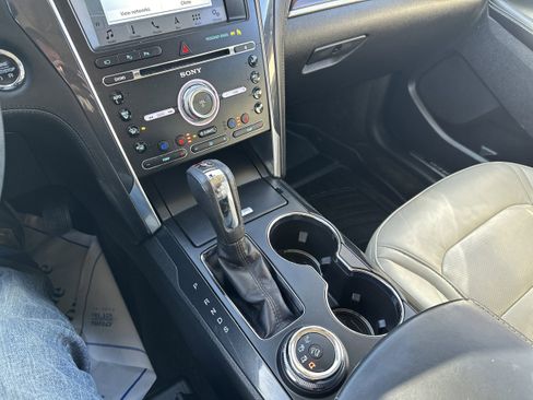 Used 2018 Ford Explorer Platinum image 16