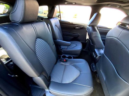 Certified 2025 Toyota Highlander XSE image 16