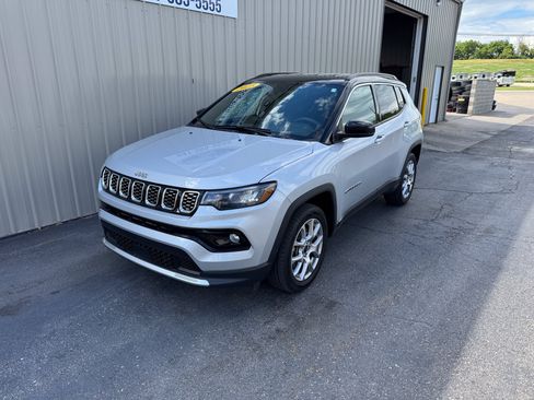 Used 2025 Jeep Compass Limited AWD/4WD image 2
