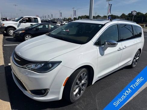 Used 2017 Chrysler Pacifica Limited FWD image 2
