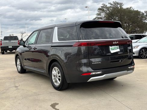 Used 2024 Kia Carnival LX image 3