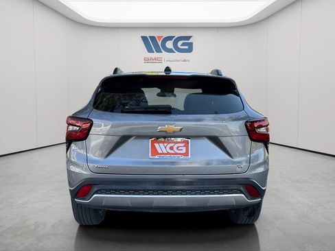 Used 2025 Chevrolet Trax LT w/ LT Convenience Package FWD image 4