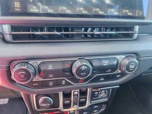 Used 2025 Jeep Wrangler Unlimited Rubicon image 14