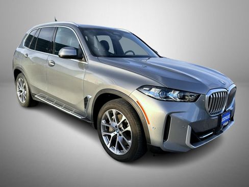 Used 2025 BMW X5 xDrive50e image 3