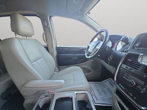Used 2015 Chrysler Town & Country Touring image 15