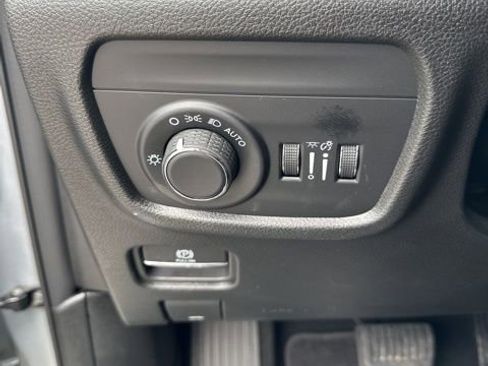 Used 2025 Jeep Grand Cherokee Altitude image 38