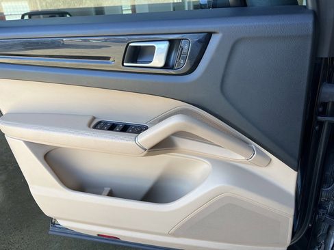 Used 2020 Porsche Cayenne image 18
