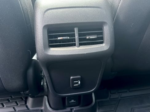 Used 2024 Chevrolet Equinox LT FWD image 13