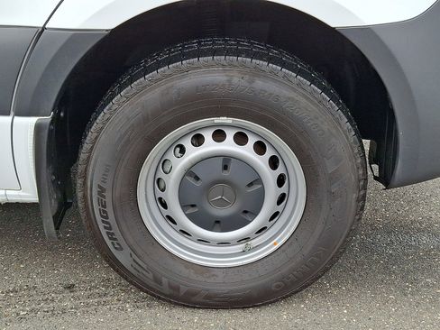 Used 2025 Mercedes-Benz Sprinter 2500 image 9