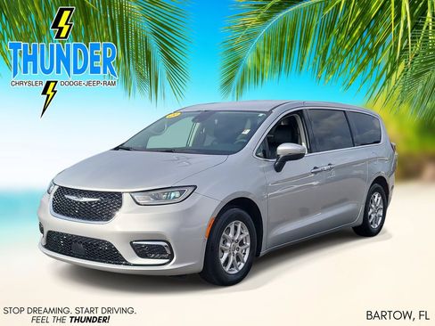 Used 2023 Chrysler Pacifica Touring-L FWD image 2