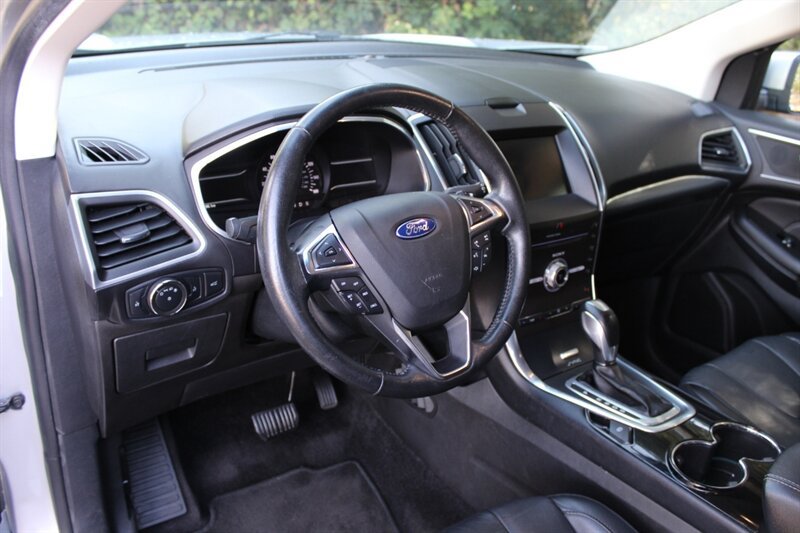 Used 2017 Ford Edge Titanium w/ Technology Package AWD/4WD image 9