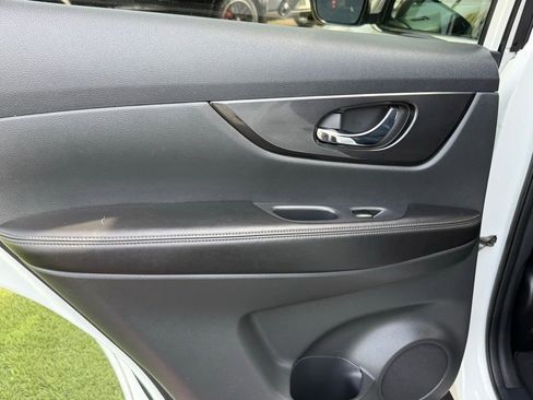 Used 2018 Nissan Rogue SV w/ Premium Package image 22