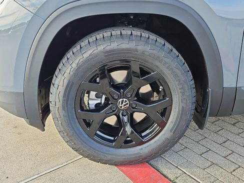 New 2026 Volkswagen Atlas Peak Edition image 6