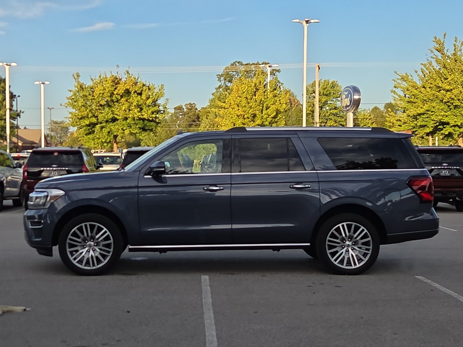Used 2022 Ford Expedition Max Limited AWD/4WD image 3