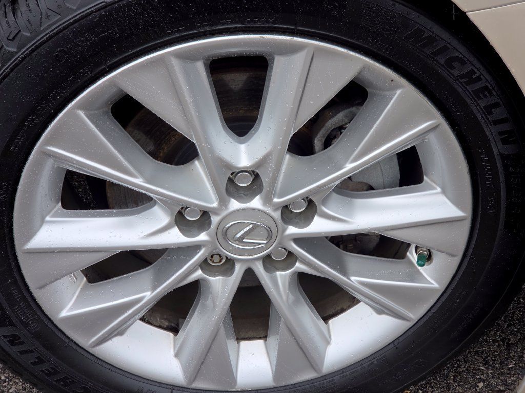 Used 2013 Lexus ES 300h w/ Luxury Pkg FWD image 22