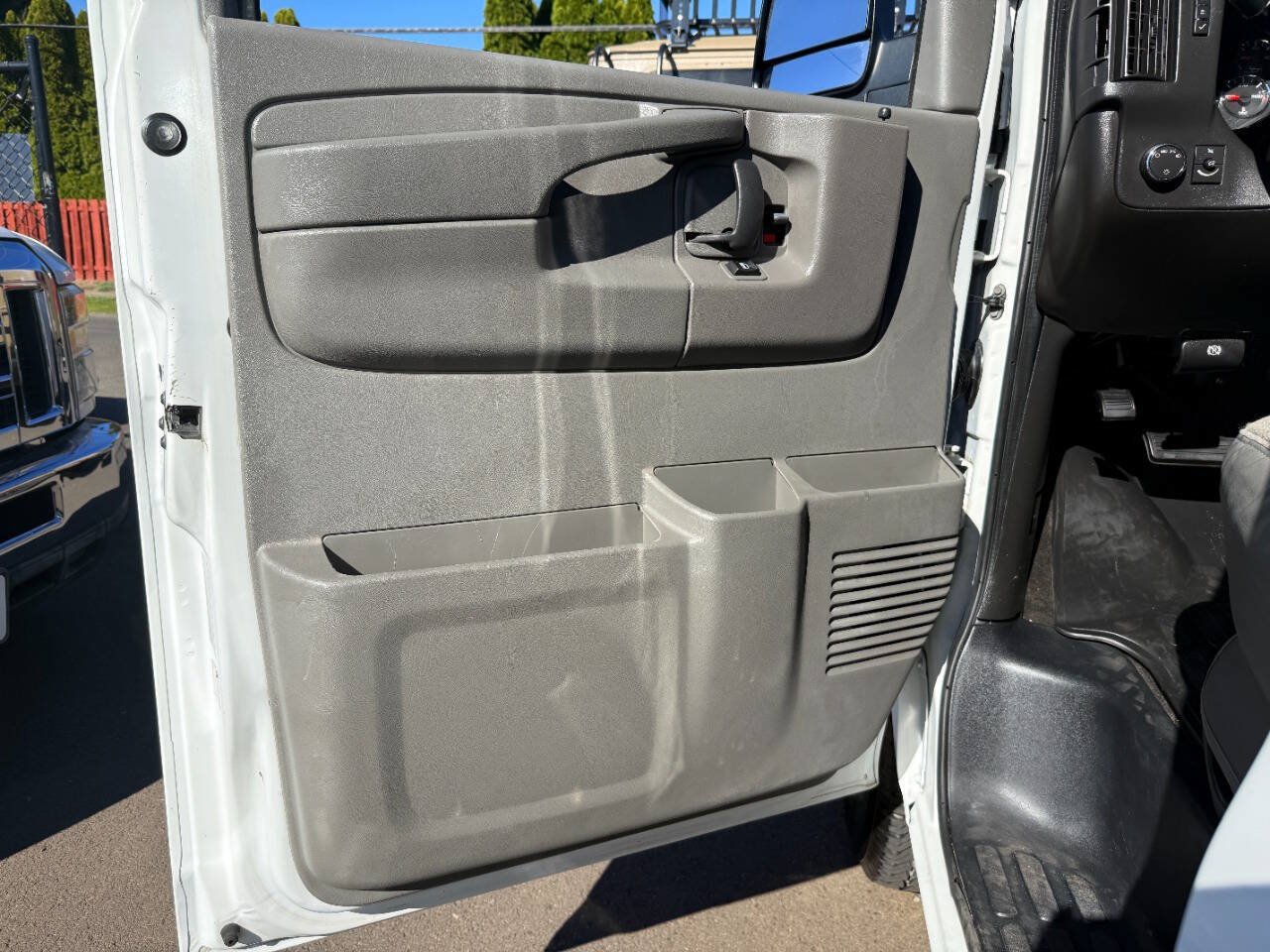Used 2008 GMC Savana 3500 Extended Passenger w/ LT Preferred Equipment Group RWD image 32