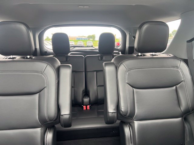 Used 2024 Ford Explorer XLT w/ Equipment Group 202A AWD/4WD image 31