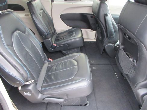 Used 2021 Chrysler Pacifica Touring-L image 20