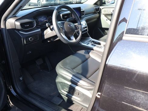 Used 2023 Ford Explorer XLT w/ Equipment Group 202A AWD/4WD image 8