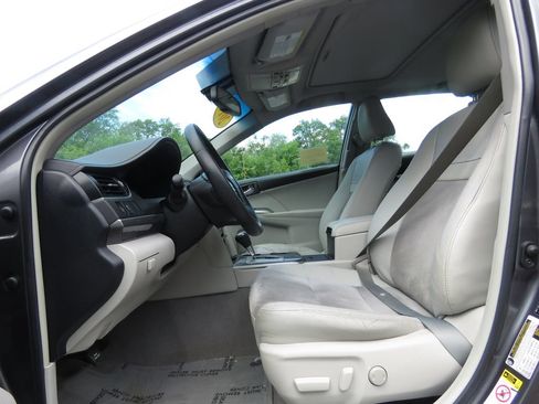 Used 2014 Toyota Camry XLE w/ Leather Package FWD image 10