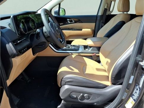 Used 2024 Kia Carnival EX FWD image 19