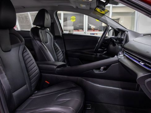 Certified 2025 Hyundai Elantra Limited image 12